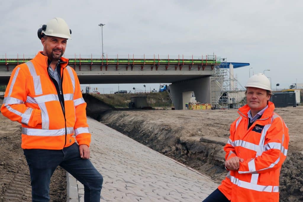 Benjamin en Bernd bij het laatste stukje Drontermeerdijk dat wordt versterkt.