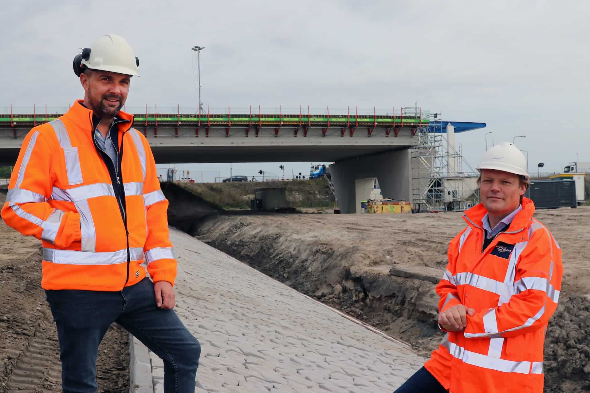 Benjamin en Bernd bij het laatste stukje Drontermeerdijk dat wordt versterkt.