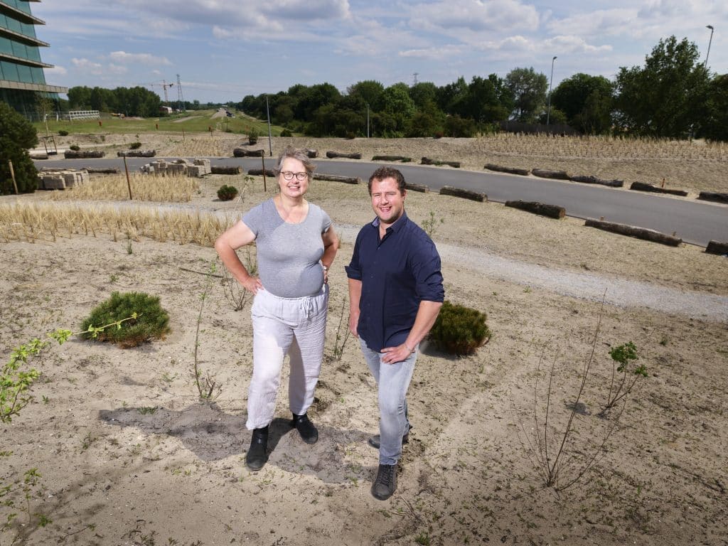 Marijke Visser, specialist waterveiligheid en Mathé Snippe, senior opzichter Waterkeringen