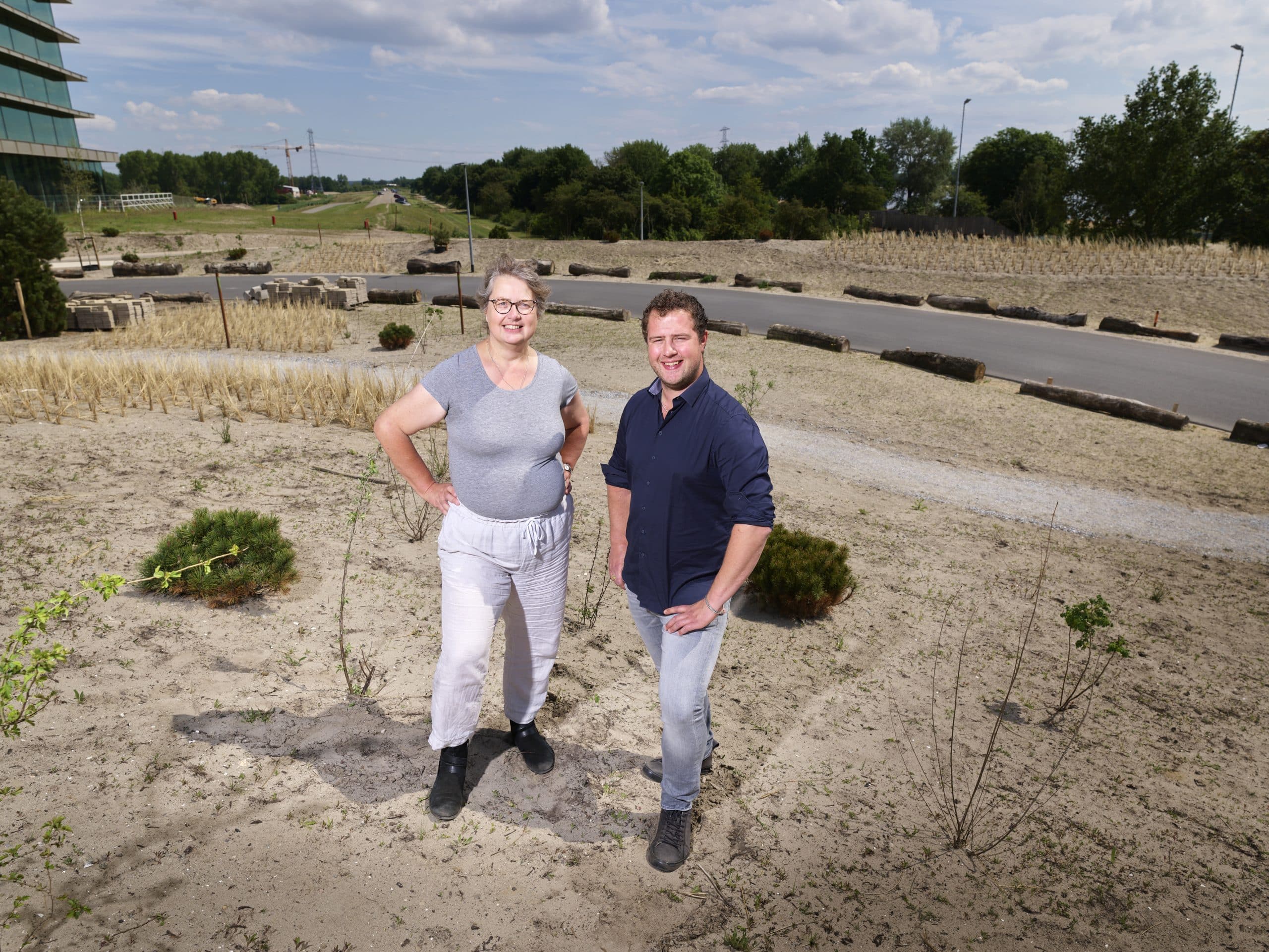 Marijke Visser, specialist waterveiligheid en Mathé Snippe, senior opzichter Waterkeringen