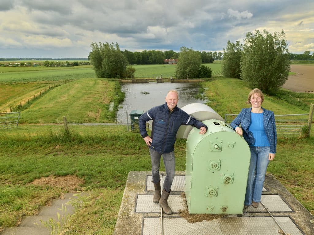 Maaike Buysse, programmaleider voldoende water en Rob Warmolts, senior opzichter watergangen
