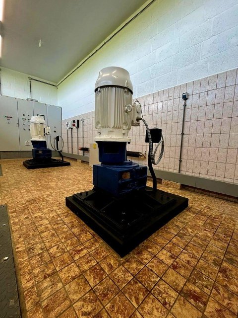 Ondergemaal Piet Oberman. Binnenzijde: twee pompen met besturingskast op de achtergrond.