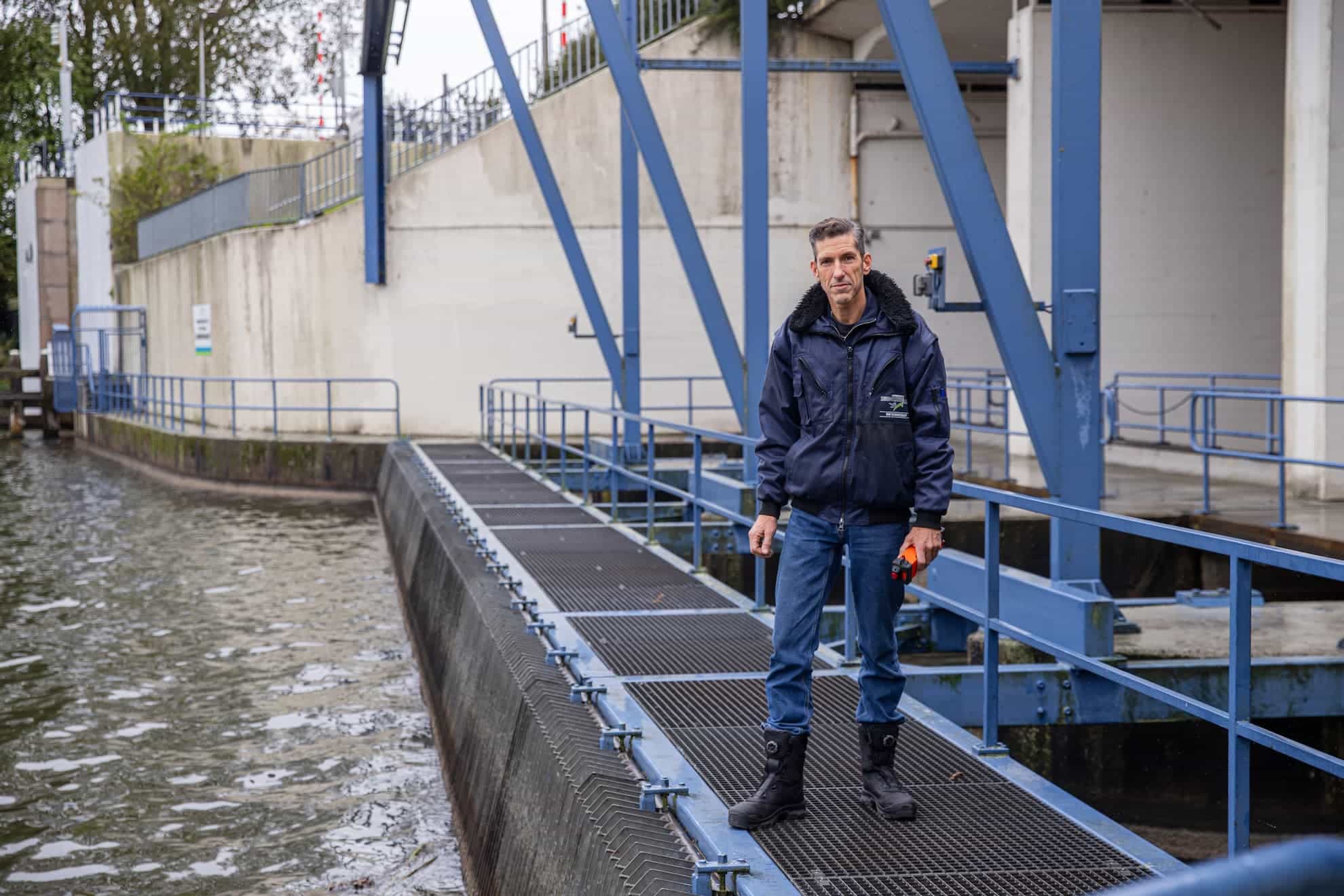 Jan-Willem staat buiten bij het gemaal