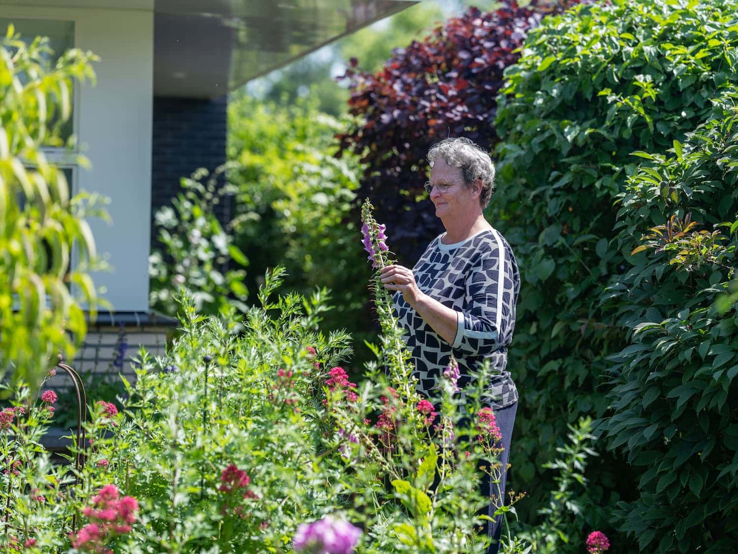 Monique in haar tuin