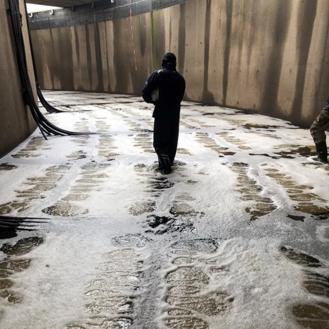 Testen van de plaatbeluchting door controle op bellenpatroon en mogelijke lekkages.