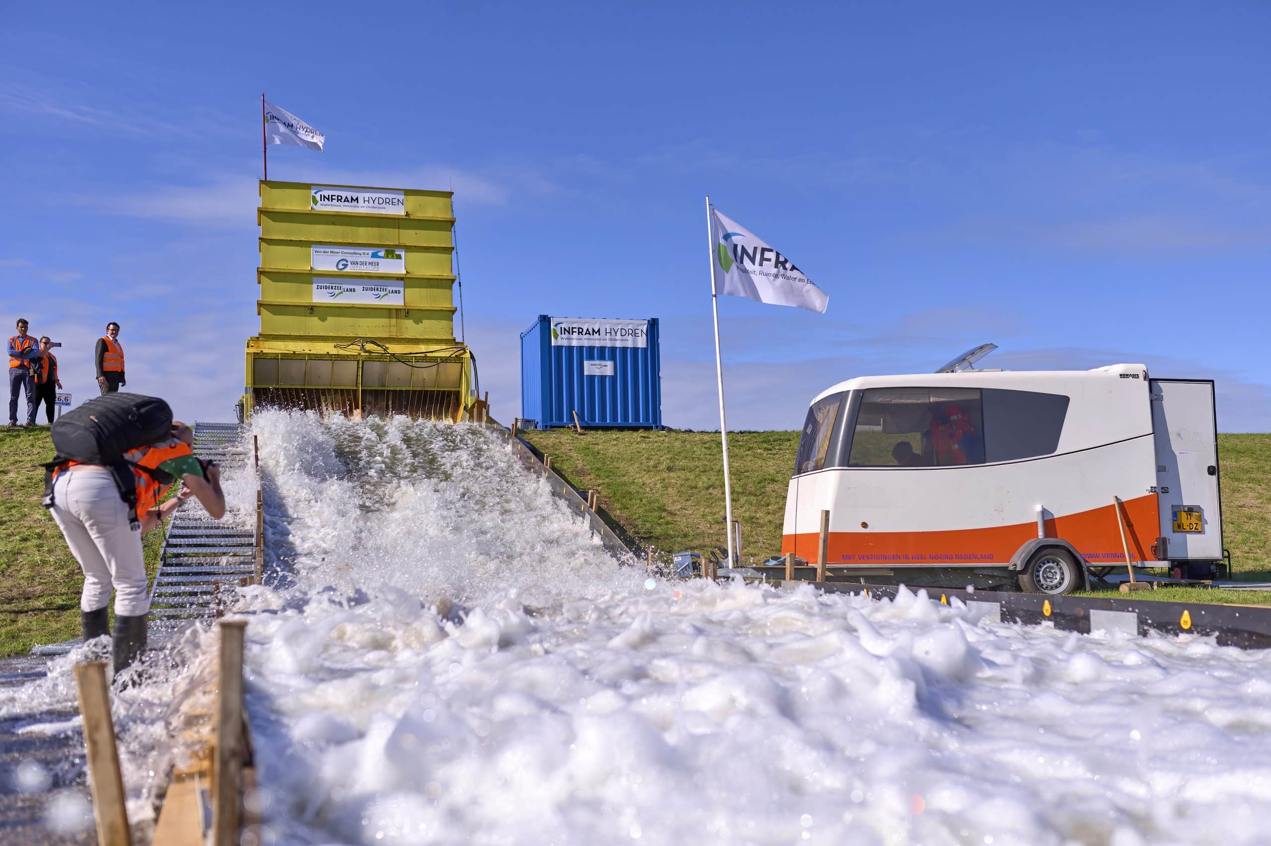 Water stroomt van de dijk af.