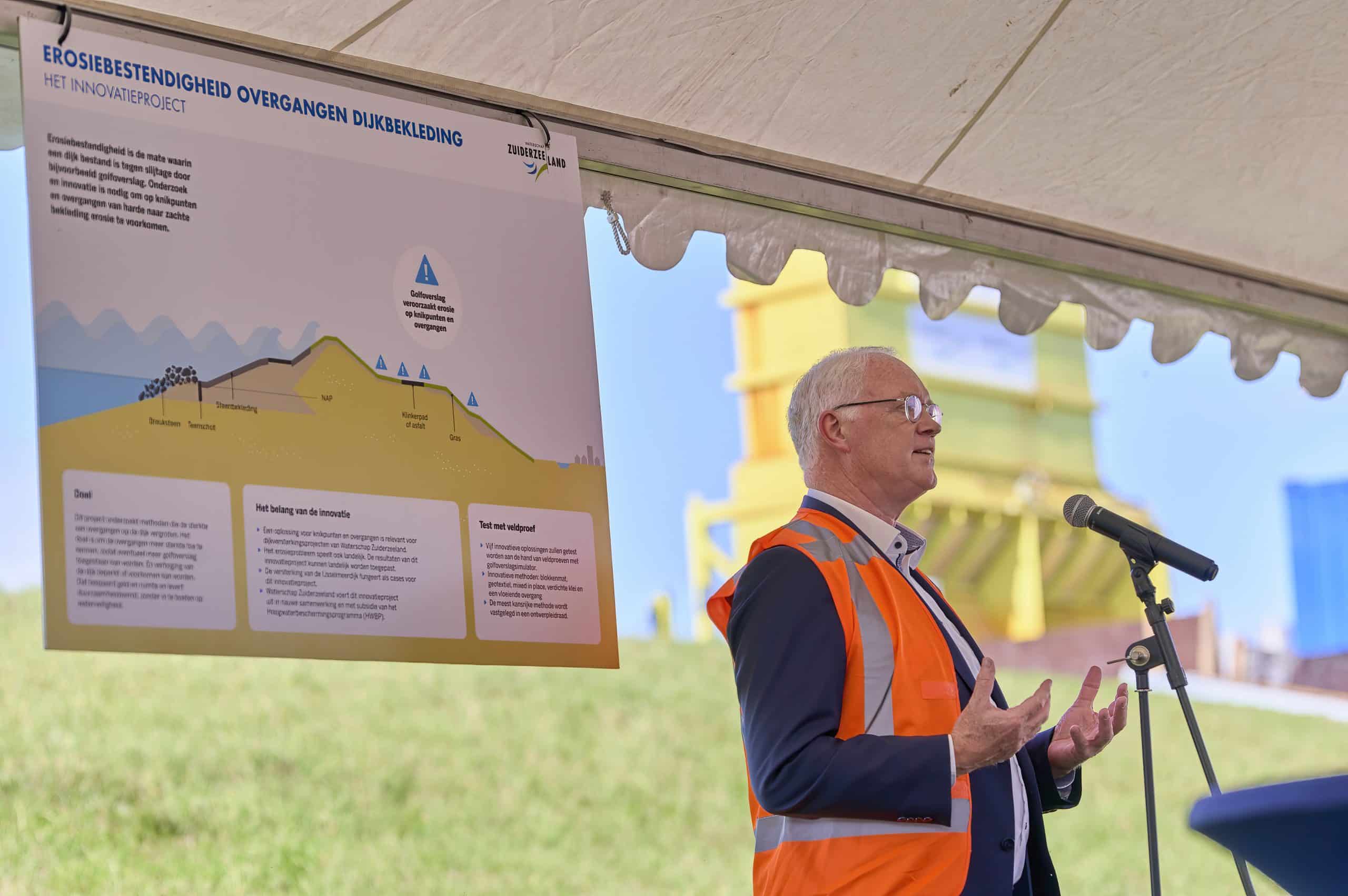 Tom Vereijken, Heemraad bij Waterschap Zuiderzeeland, geeft een speech over de dijkbekleding.