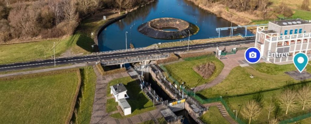 Luchtfoto van bovenaf . Gemaal Lovink. Water. Lucht. Gemaal.