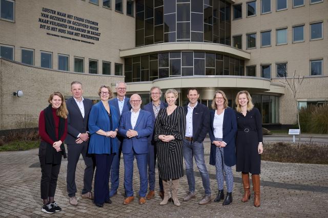 Van links naar rechts: Ariana Litjens, bestuursadviseur van Marjolein Jansen, Willem Zandbergen, procesleider Waterprocedures, projectleider Waterschapsverordening, Marjolein Jansen, programma-directeur-generaal Ruimtelijke Ordening, Peter Jelsma, interimmanager Organisatie, Advies en Regie, Andries Poppe, heemraad en portefeuillehouder Omgevingswet, Wouter Slob, secretaris directeur, Irene Jansen, directeur Ruimte en Leefomgeving, Han Dorgelo, projectleider team Watertoezicht, Jelly Borneman, teammanager Waterprocedures, Saskia van Aggelen, Regionale implementatiecoach Omgevingswet (RIO)