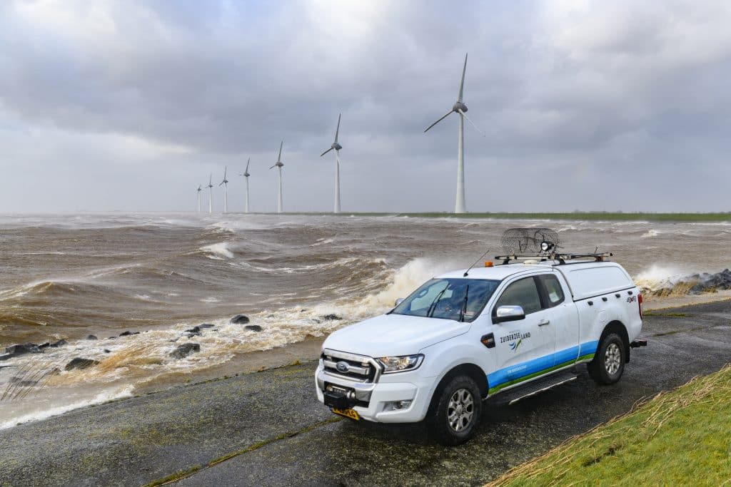 Dijkwacht bij storm IJsselmeer