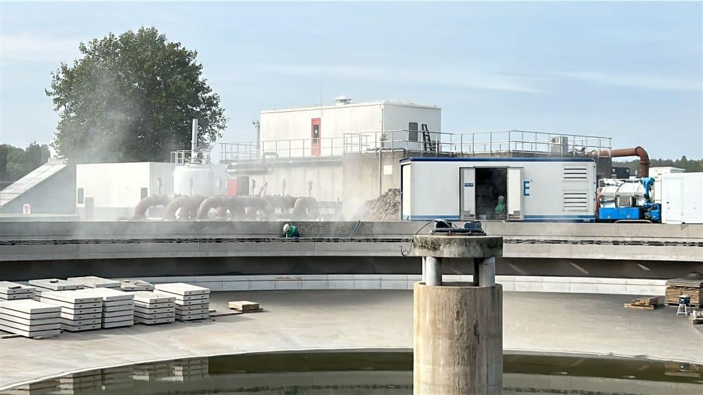 Coating voor de voorbezinktank. Werkzaamheden in beeld.