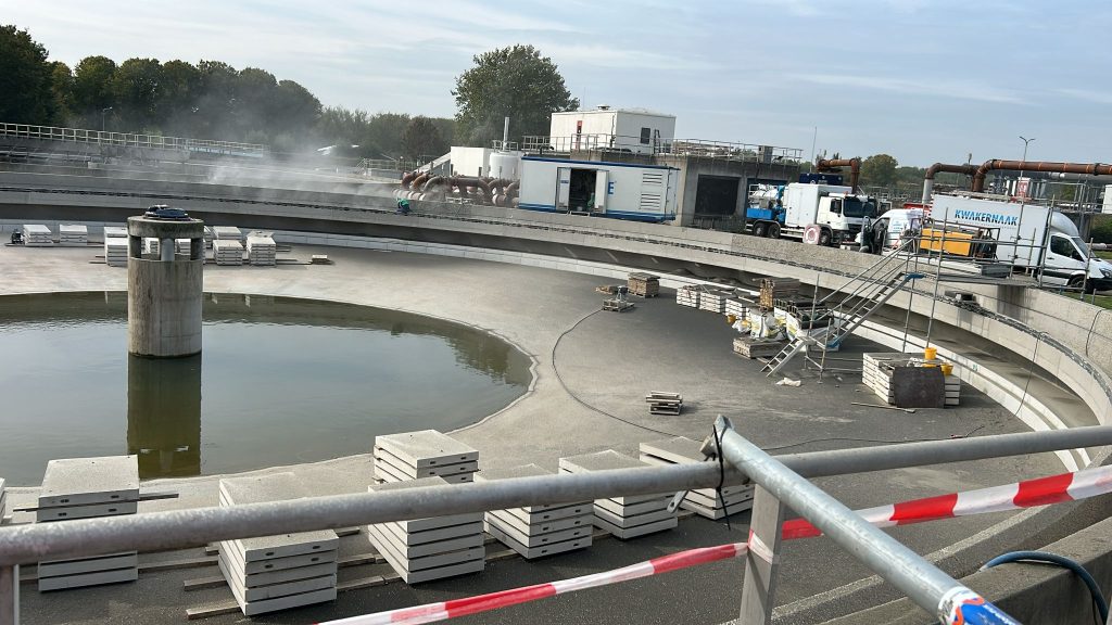 Coating voor de voorbezinktank. Werkzaamheden in beeld.
