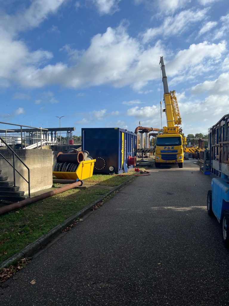 Werkzaamheden afvalwaterzuivering Almere. Harrooster wordt geplaatst.