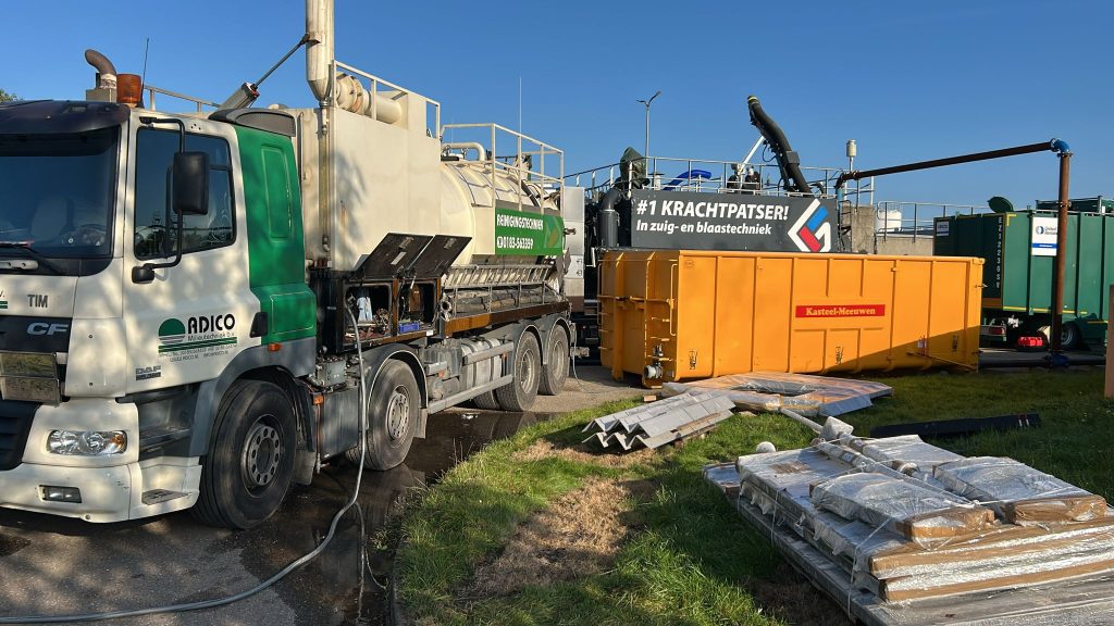 Schoonmaak van de waterlijn. Sfeerbeeld van de werkzaamheden.