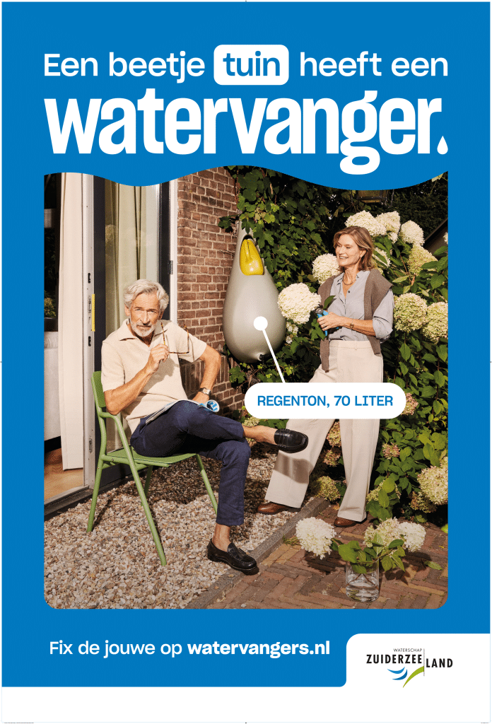 Poster met mensen in de tuin en een regenton