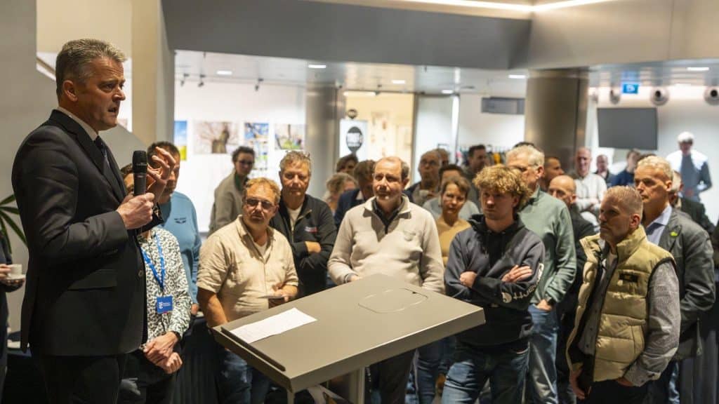 Gedeputeerde Sjaak Simonse van Provincie Flevoland geeft een toespraak aan de bezoekers uit Flevoland. 