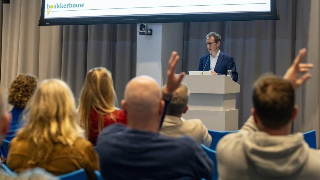 Een medewerker van Landbouw Collectief Flevoland geeft een presentatie aan de bezoekers.