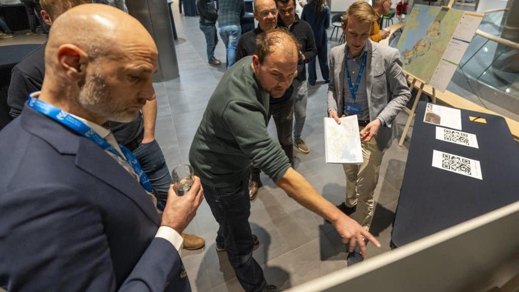 Bezoekers kijken naar ideeën.