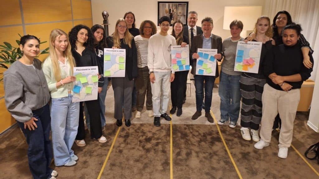 Groepsfoto van jongerenraad Flevoland met heemraad Jo Caris van Waterschap Zuiderzeeland en gedeputeerde Sjaak Simonse van Provincie Flevoland.