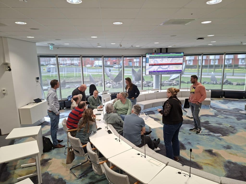 Docenten spelen in AB zaal de democratiegame