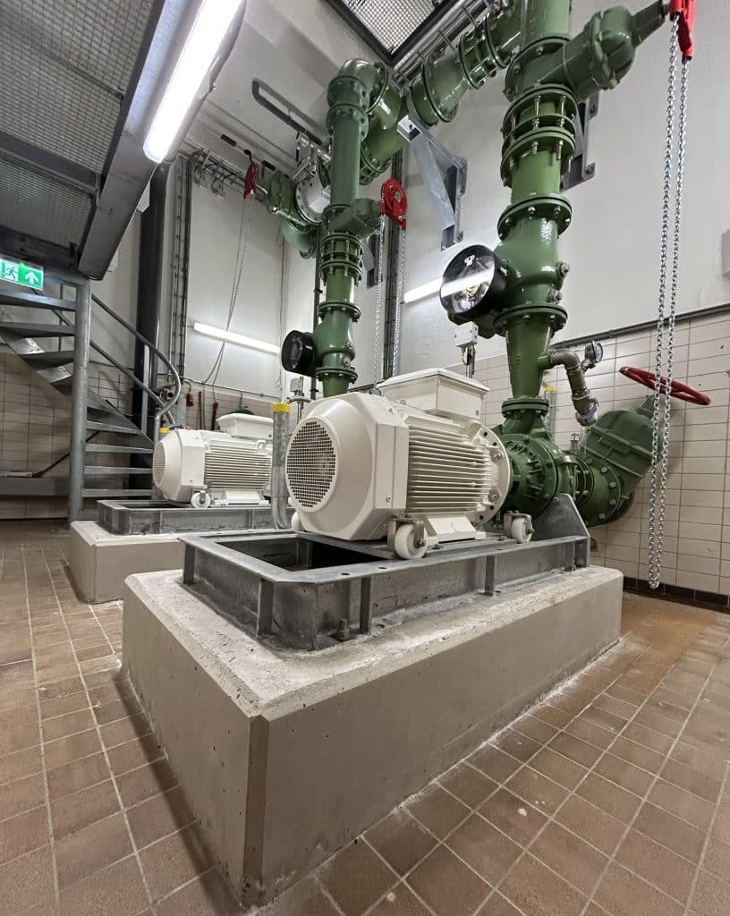 De binnenzijde van het rioolgemaal waar de pompen staan. De pompen staan op de poeren van geopolymeerbeton. 