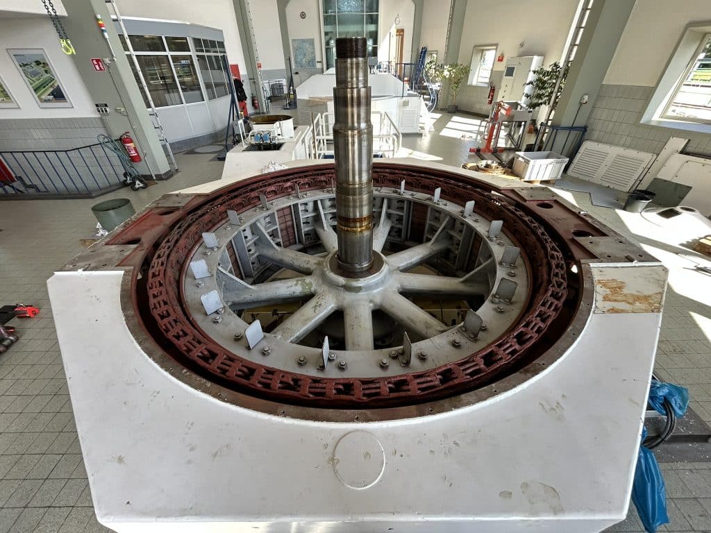 De rotor is het eerste deel van de motor dat omhoog wordt getakeld. Deze rotor komt uit de stator en wordt met een kraan omhoog gehesen.